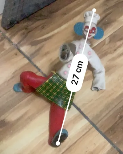 boneco colecionável de um palhaço com tema de chef de cozinha