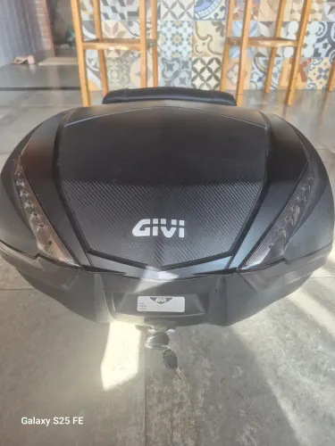 Baú GIVI V47L, Monokey com encosto almofadado para passageiro 