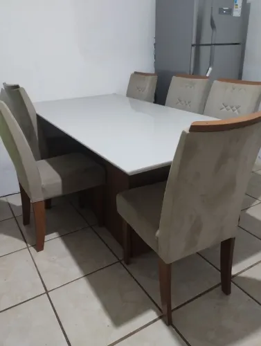 Mesa de vidro com 6 cadeiras