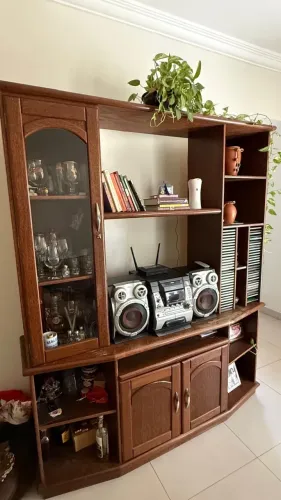 Estante em madeira sucupira com cristaleira