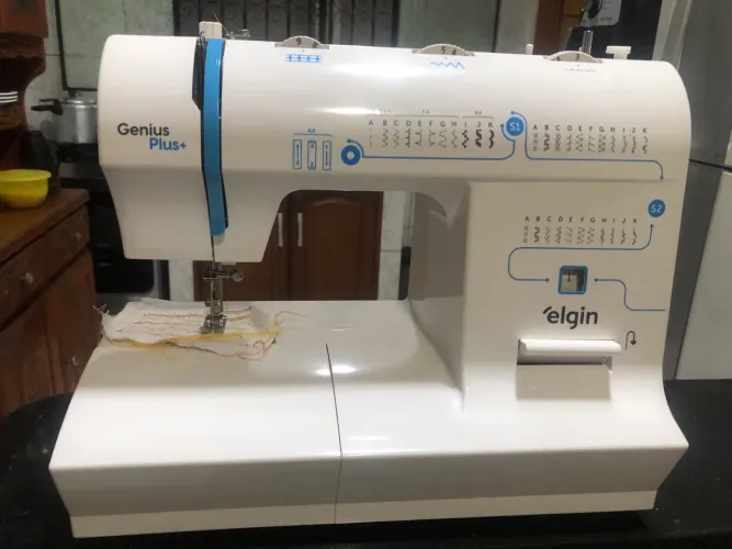 Máquina de Costura Genius Plus