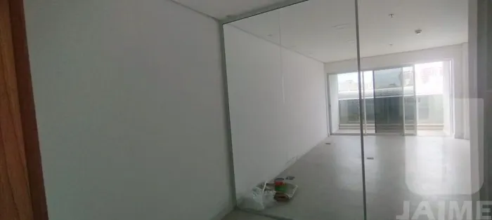 Conjunto com 1 sala, 1 vaga e 1 banheiro.
