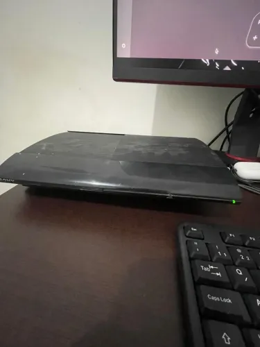 PS3 Super Slim - funciona para peças ou manutenção 