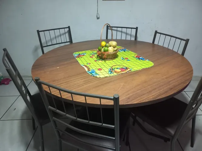 Vende-se mesa de 6 cadeiras