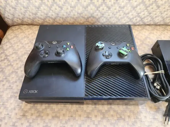 Xbox One Console 1540 com 2 controles e 14 jogos