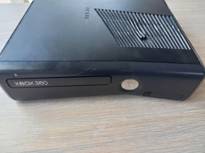 Console xbox 360 slim (com defeito)