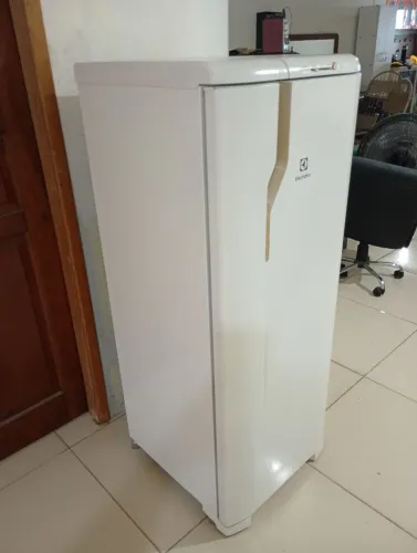 Geladeira Electrolux RE31 Degelo Entrego