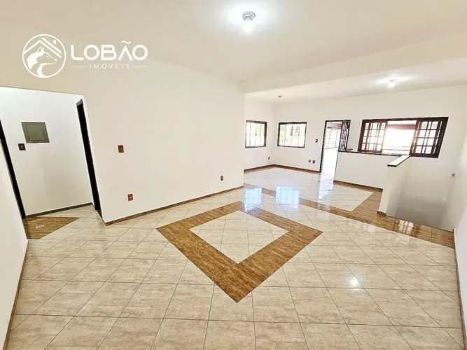Casa comercial com 3 quartos e terraço no Centro de Resende RJ