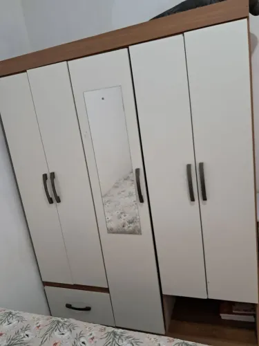 Guarda roupa bem conservado próximo a fimca