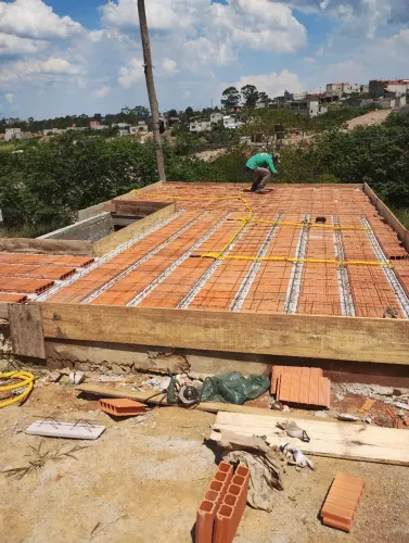 Azulejo , pisos ,alvenaria, reboco, faço reforma em geral 