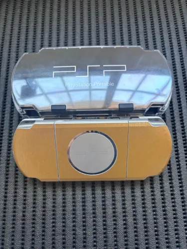 PSP Prata ( com adesivo dourado ) Completo ( Acompanha Cases )