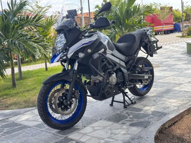 V-strom 650 XT com 3 baús, banco Pedrinho, em estado de zero. Extra.