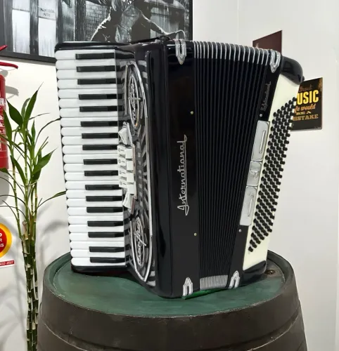 Acordeon Internacional Lira Polifônica 
