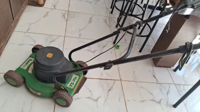 Máquina cortar grama