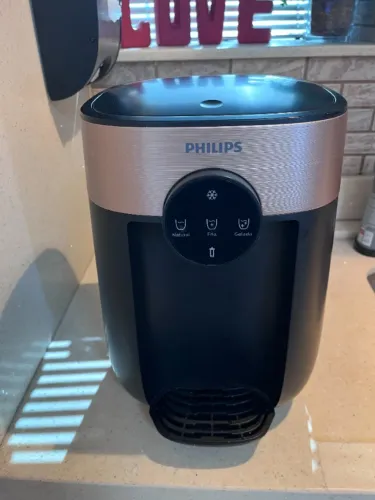 Purificador de água Philips com água fria (detalhe dourado) 65W