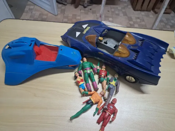 Kit bonecos super powers e veículos