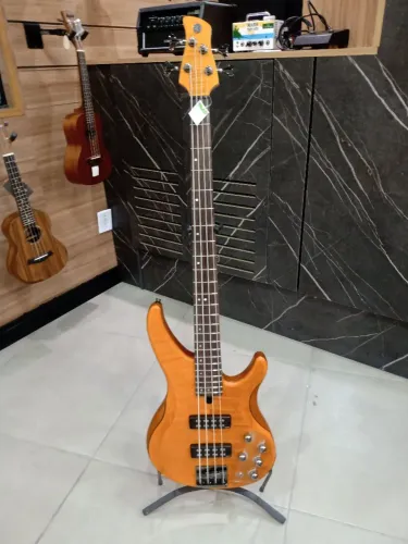 Baixo Yamaha 