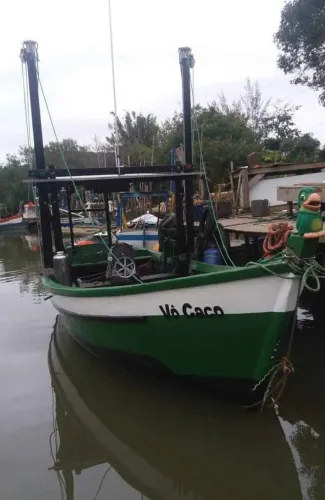 Embarcaçao bote arrasto de camarão e pesca de malha