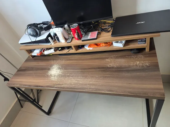 Mesa de escritório, com suporte para monitor