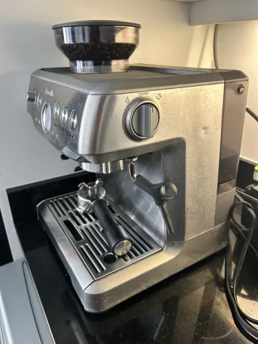 Máquina de café com moedor de grão