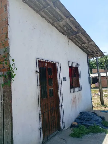 Vende se duas casas uma com 3 quartos , 1 sala, e 1 banheiro terreno grande com outra casa