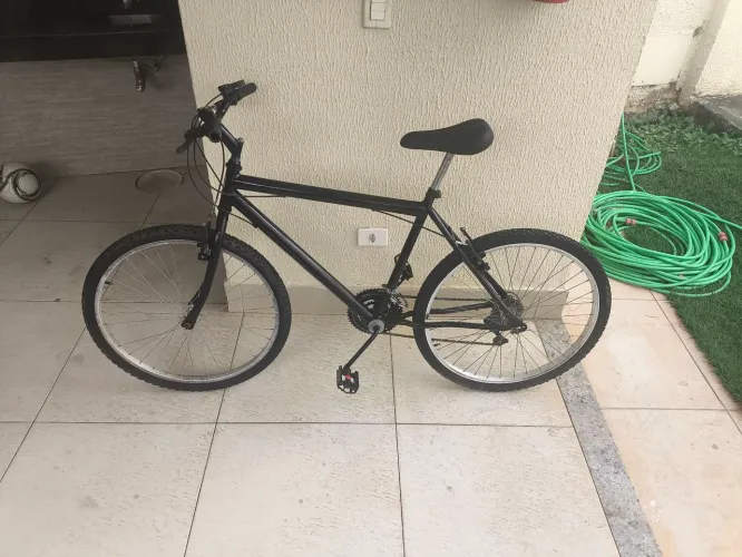 Bicicleta mountain bike com marcha