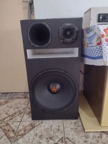 Vendo caixa trio com alto falante de 15 polegadas e 550 é RMS valor 800  Reais 