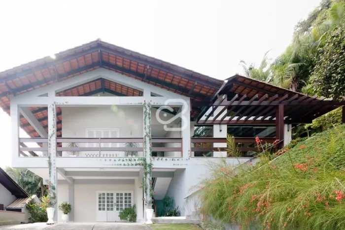 CASA COM CÓRREGO E AMPLO TERRENO NA ILHA DA FIGUEIRA