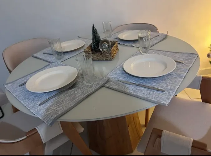 Mesa com 4 cadeiras? Madeira maciça