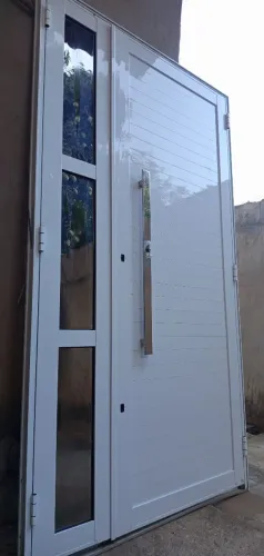 Vendo porta.medida: 1.20x2.10