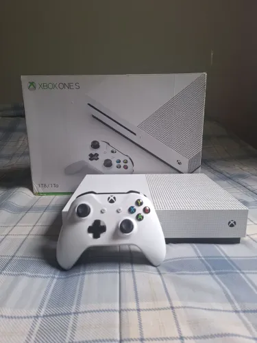 XBOX ONE S, 1TB, 4K HDR, PERFEITO ESTADO, CONTROLE LEVEMENTE DESGASTADO NO ANALOGICO ESQRD