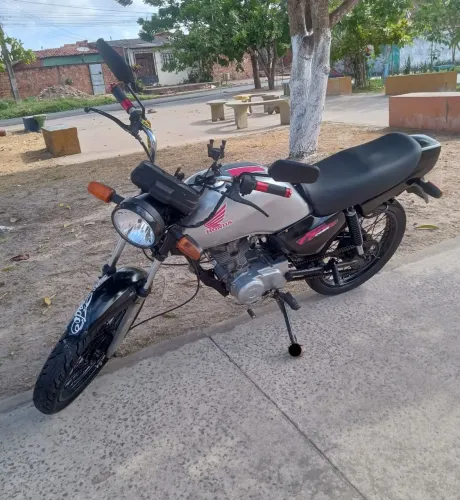 Honda cg 125 arrumada de leilão.