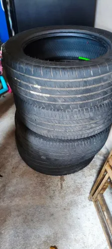 Vendo pneu ix35 semi novo pra desocupar espaço  700 reais 