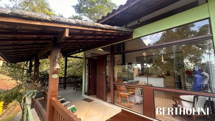Casa em meio a paisagem encantadora da Serrinha do Alambari