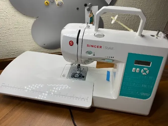 Máquina de Costura Eletrônica doméstica da Marca Singer Stylist 7258, seminova Freguesia