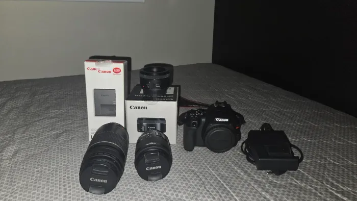 Canon SL3 (menos de 5k cliques) + lente 18-55m + 50mm STM + 75-300mm e carregador extra!