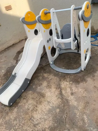 Playground Infantil 4 em 1 Semi Novo - Escorregador e Balanço