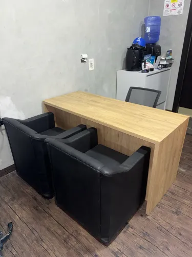 MESA E POLTRONAS