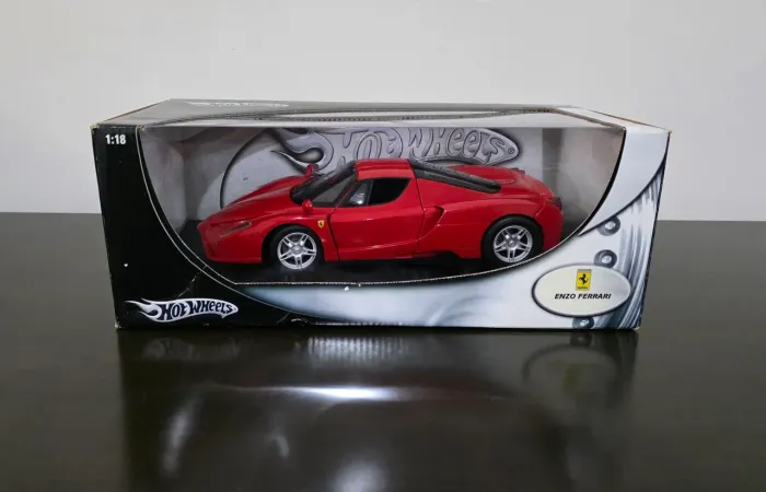 Minuatura Ferrari Enzo 1/18 Hotwheels