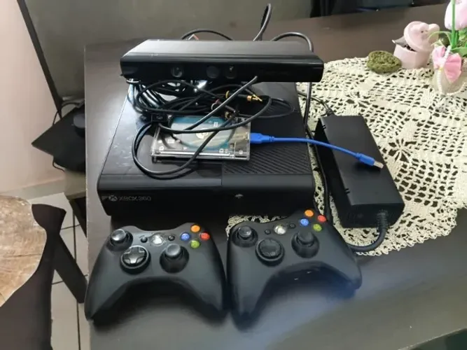XBOX 360 + KINECT + 2 CONTROLES ORIGINAIS + HD DE JOGOS