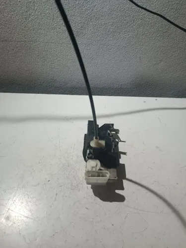 Fechadura da porta dianteira direita Fiat Doblo 2008
