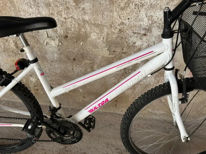 Bicicleta aro 26 com marchas e cesto grande