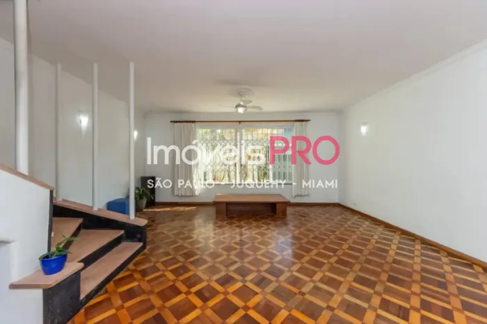 Ótima casa em rua fechada com área externa !
