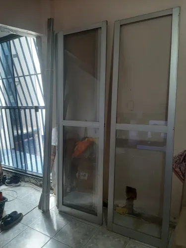 Porta de varanda alumínio e vidro medindo 2,25 m por 2,10