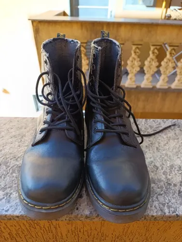 Bota Dr Martens preta 