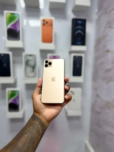 IPHONE 11 PRO MAX 64GB GOLD<br>R$ 1.699,00