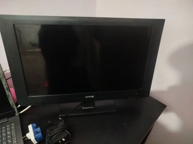 Vendo TV CCE LED 24 polegadas modelo LN24H em bom estado de conservação.
