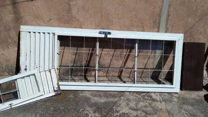 Vendo porta de ferro em boas condições
