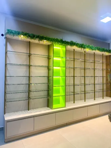 Expositores de Parede Prateleiras em Vidro 8mm + MDF e Iluminação Embutida - Alto Padrão