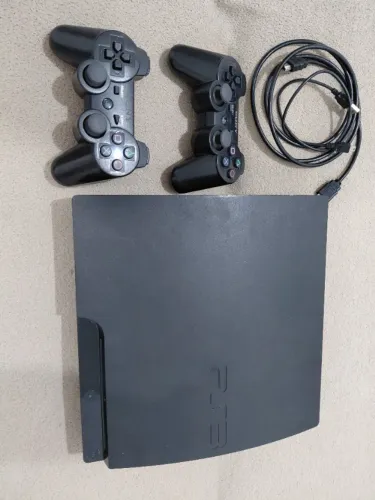 PS3 SLIM 1 TB HDD COM 2 DUALSHOCK 3, FONTE, CABO CARREGADOR E CABO HDMI. POSSUI HEN  